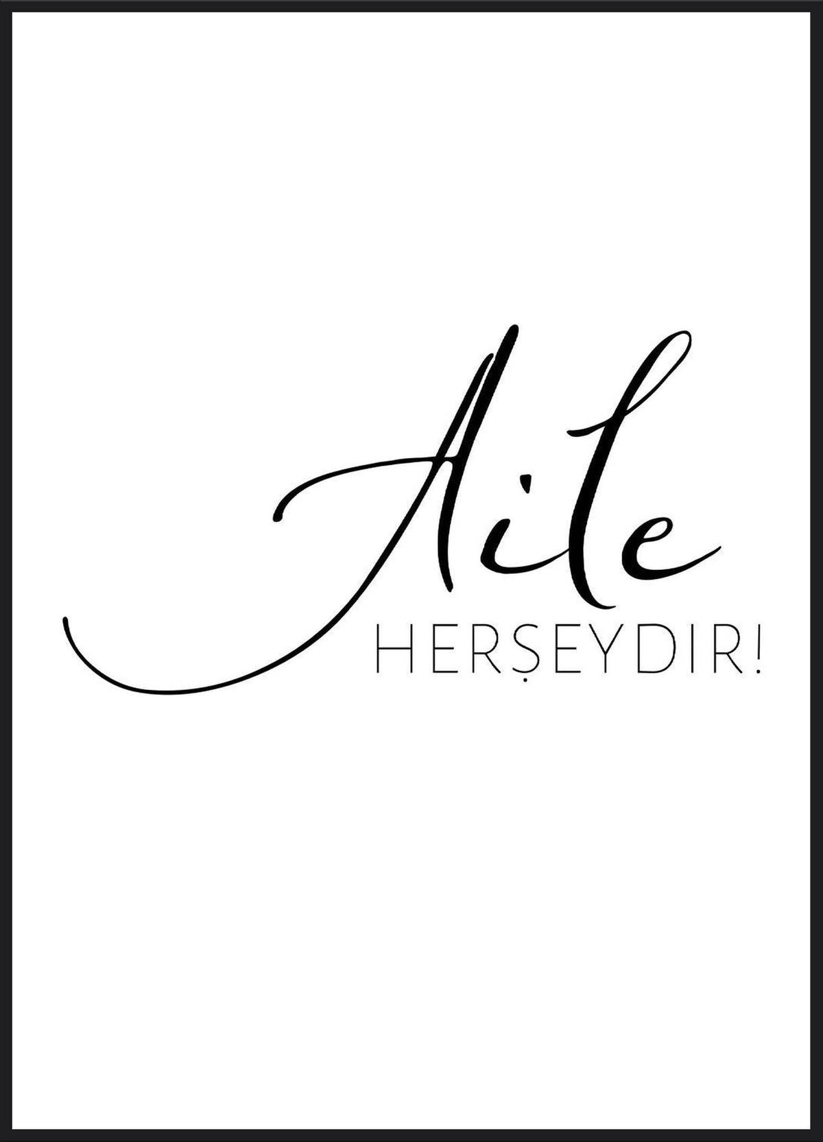 Aile Poster – Schriftzug Aile Herşeydir in schwarzer Kalligrafie auf Weiß, türkische Typografie