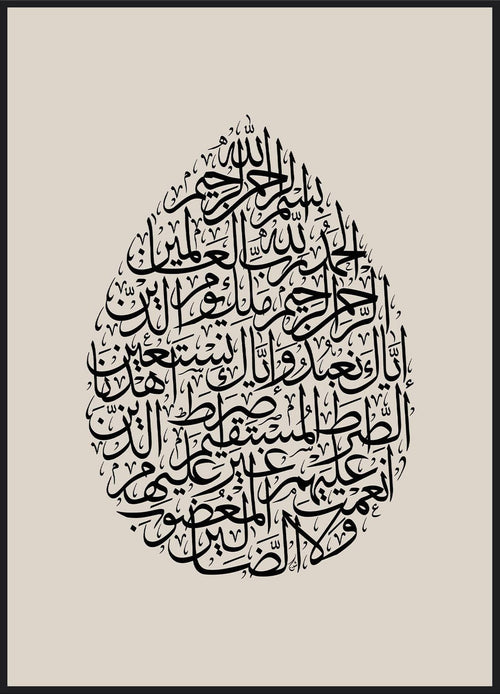 Al Fatiha Poster – Surah Al-Fatiha als Kalligrafie in Tropfenform auf sandfarbenem Grund