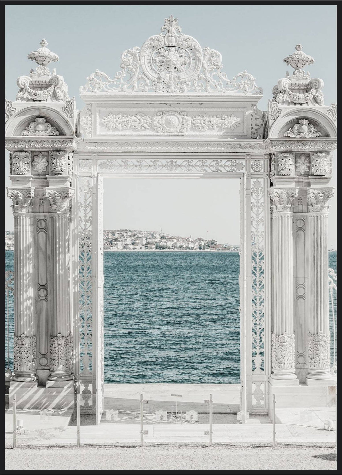 Dolmabahçe Palast Poster – Marmortor mit Blick auf den Bosporus, Istanbul Fotografie