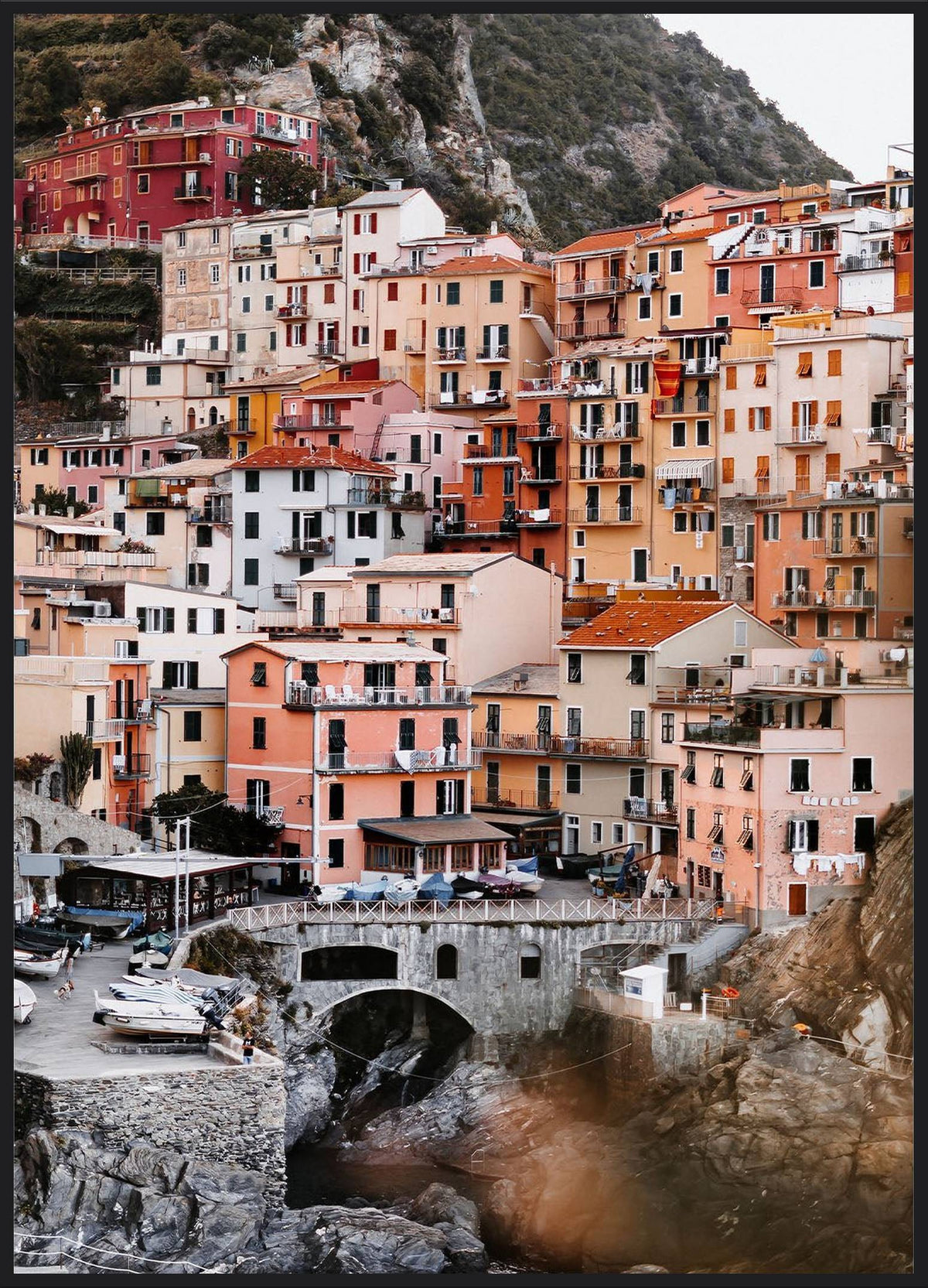 Manarola Poster – bunte Häuser der Cinque Terre am Hang über dem Hafen, Italien Fotografie