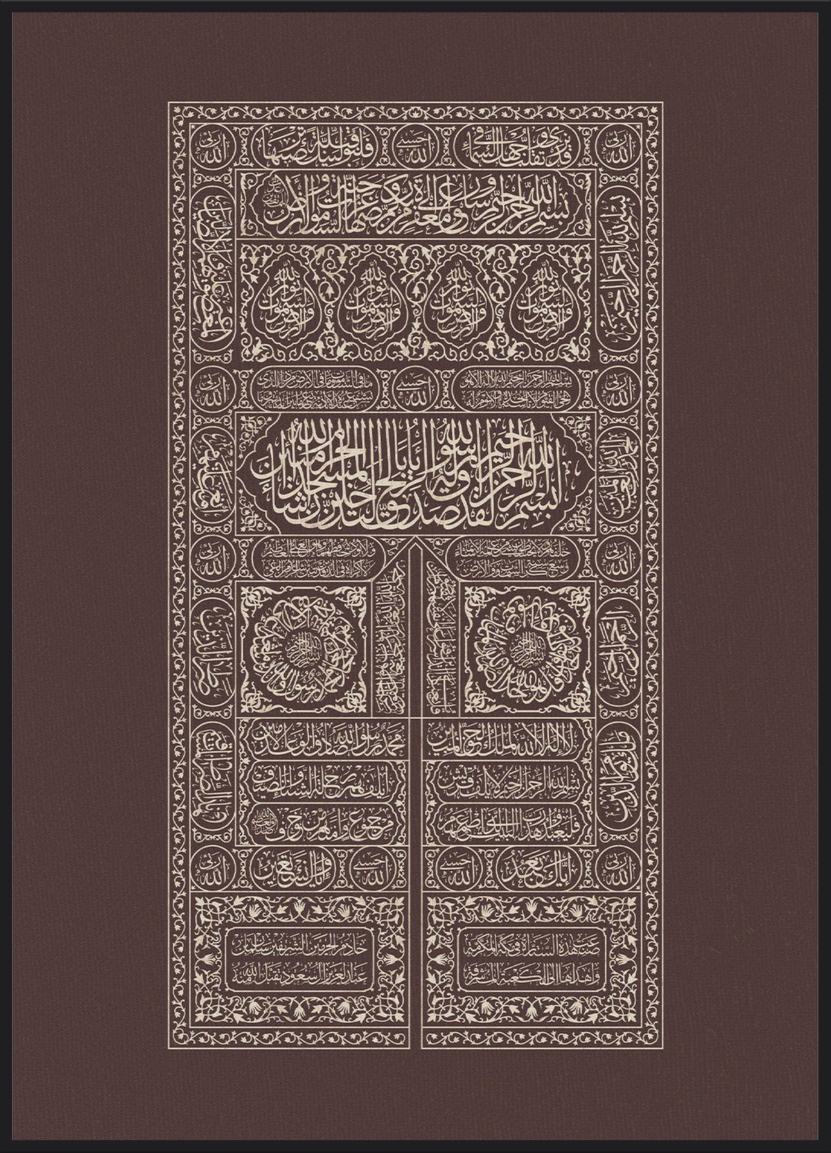 Kaaba Tür Poster – reich verzierte Tür der Kaaba als Relief auf dunkelbraunem Grund