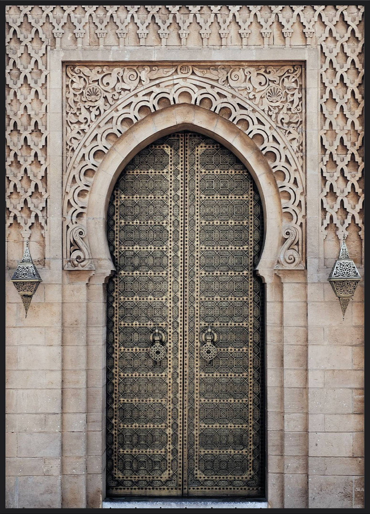 Marokkanische Tür Poster – verzierte Holztür mit goldenen Beschlägen in orientalischem Steinbogen