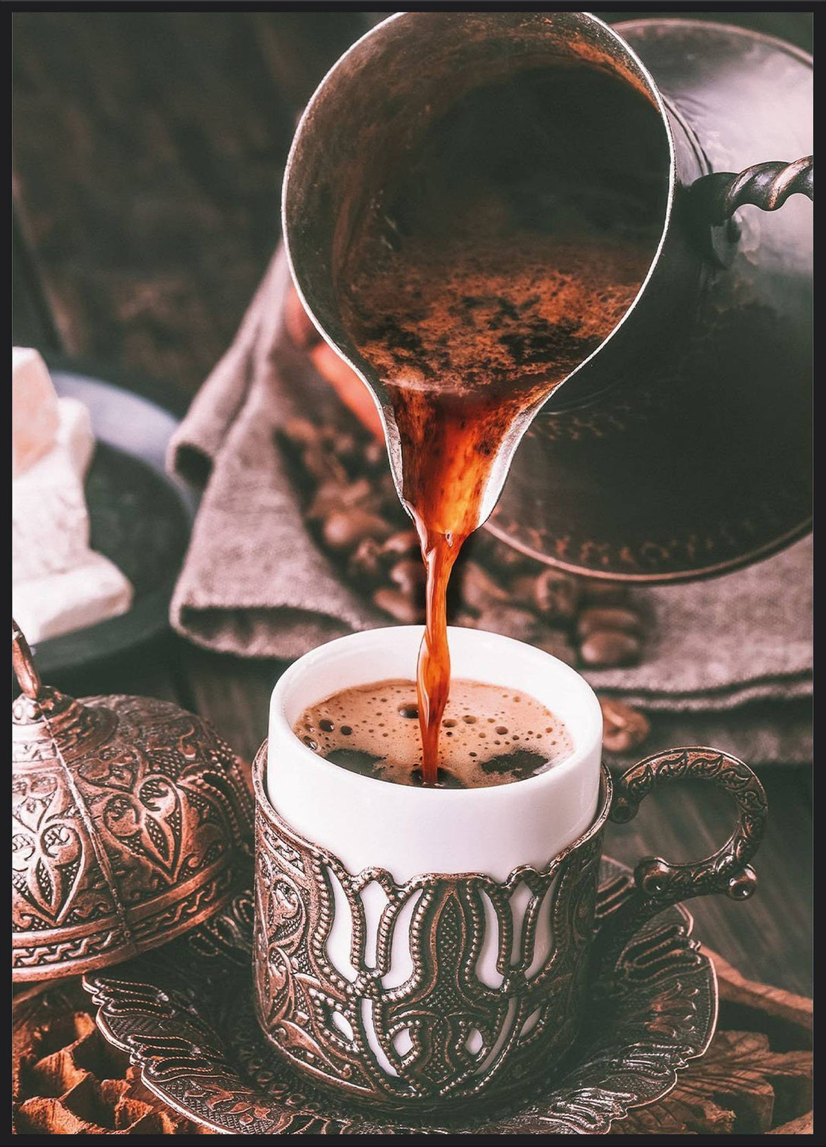 Turkish Mokka Poster – türkischer Mokka wird aus Kupferkanne in verzierte Tasse gegossen